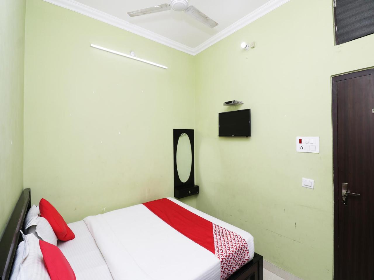 Capital O 11480 Hotel Blue Star バラナシ エクステリア 写真